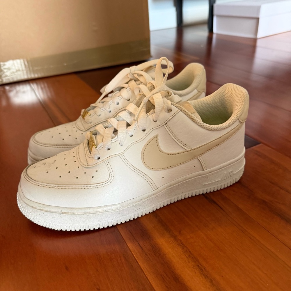 NIKE AIR FORCE 1 SNEAKERS WITH GOLD DETAIL WOMENS 6.5